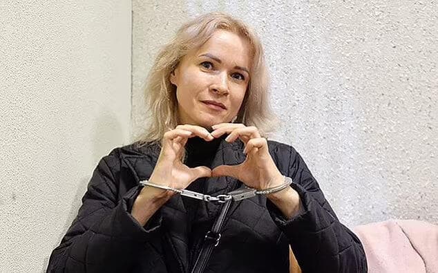 רוסיה עיתונאית מריה פונומרנקו אושפזה נשלחה למחלקה פסיכיאטרית בגלל מחאה נגד המלחמה ב אוקראינה