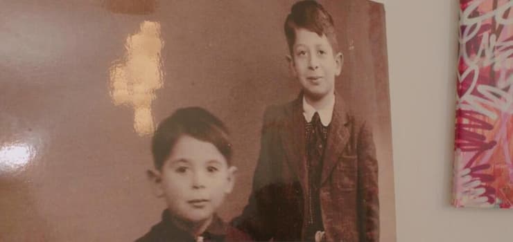 משמאל: דייוויד זאז'ק, כשהיה בן 4, לצד אחיו סימון בפריז