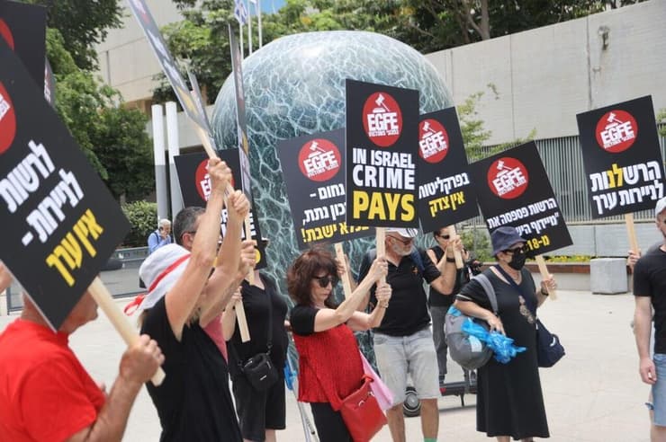 נפגעי מייק בן ארי מפגינים מול בית המשפט המחוזי בת"א