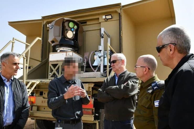 ישנן מדינות שמתעניינות במערכות ההגנה הישראליות. גנץ ומערכת הלייזר "מגן אור" (צילום: אלעד מלכה) בני גנץ בביקור מערכת הלייזר ''מגן אור''