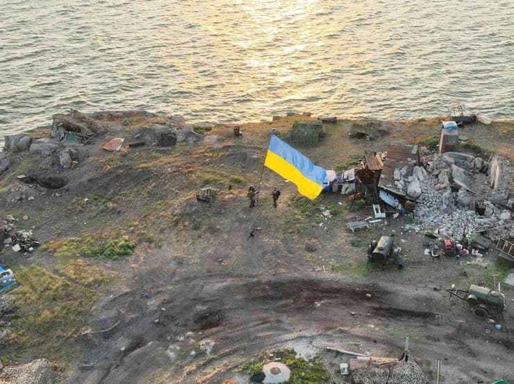 חיילים אוקראינים צבא אוקראינה ב אי הנחשים אחרי הרס של רוסיה