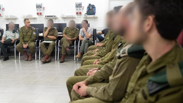 הרמטכ"ל כוכבי בפגישה עם לוחמים שעושים הסבה ליחידת 8200