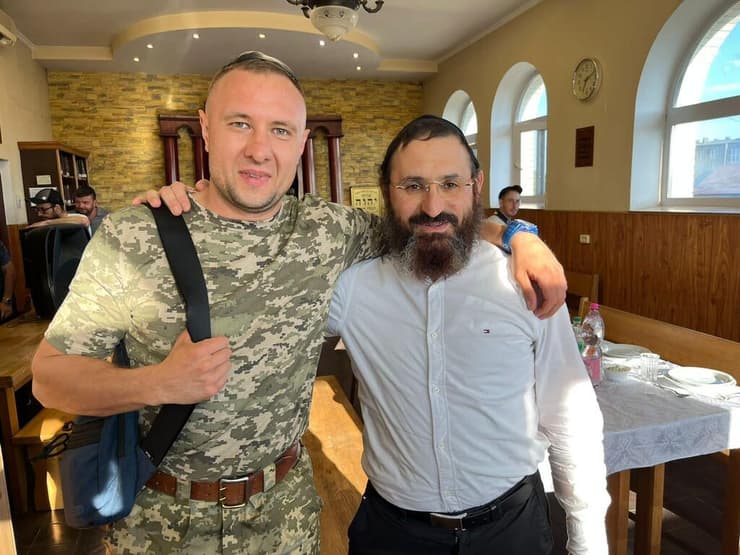 הרב הלל כהן עם החייל אנדריי סוקולצקי