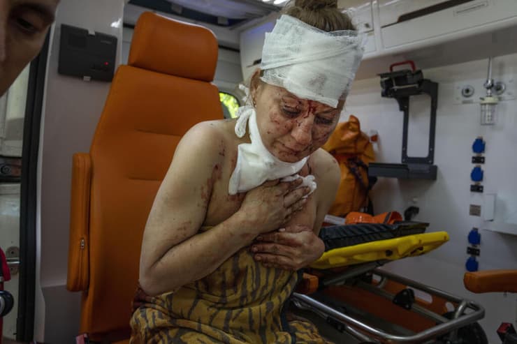 פצועה בקרמטורסק מקבלת טיפול רפואי (צילום: AP) פצועה מקבלת טיפול