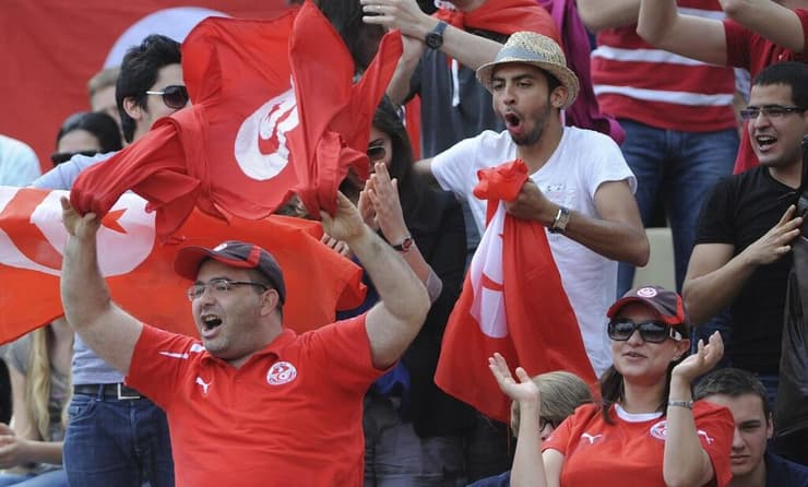 הקהל התוניסאי מעודד את אונס ג'אבור
