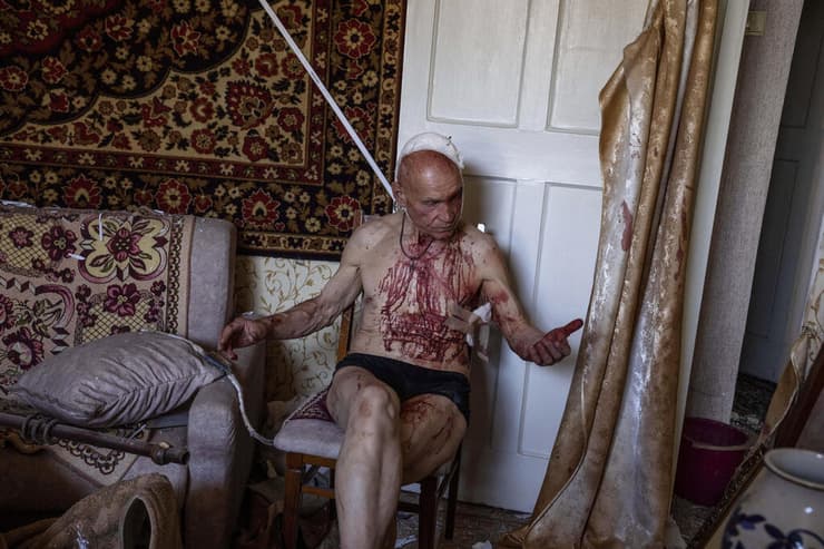 וולודימיר, בן 66, בביתו בקרמטורסק שנפגע בתקיפות הרוסיות (צילום: AP) וולודימיר בן 66 יושב ב בית שלו שנהרס