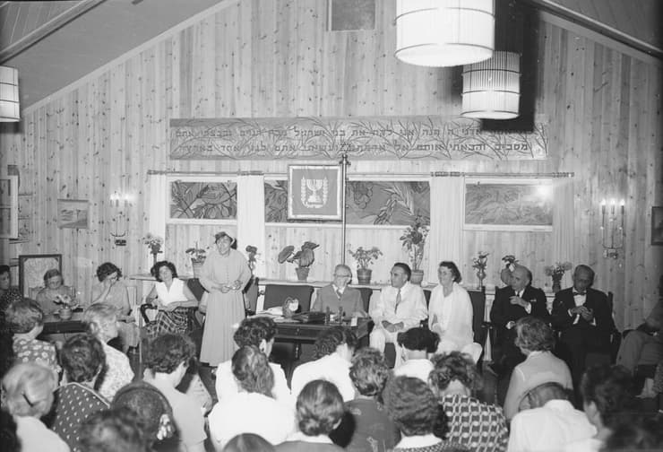 נחמה ליבוביץ נואמת