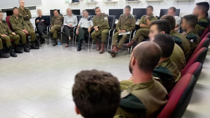 הרמטכ"ל כוכבי בפגישה עם לוחמים שעושים הסבה ליחידת 8200