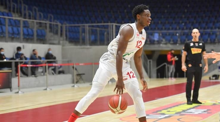 קיילב אגאדה עם הכדור