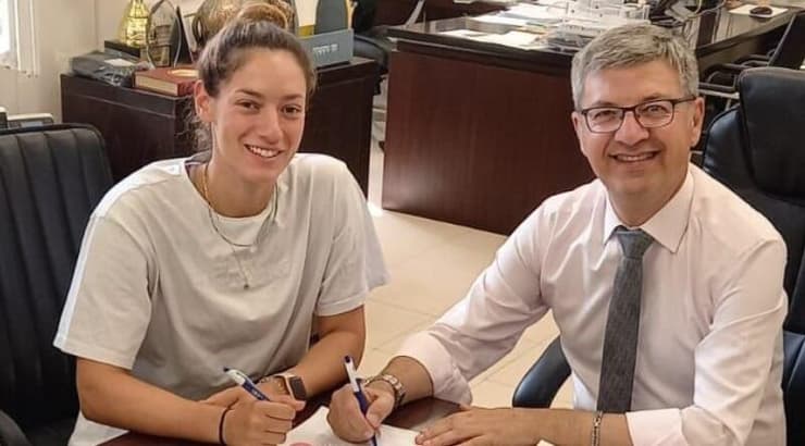 עדן רוטברג במעמד החתימה עם ראש העיר של רמלה, מיכאל וידל