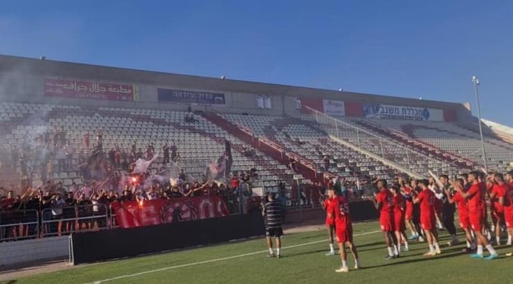 שחקני בני סכנין מודים לאוהדים באימון הפתיחה (בני סכנין) שחקני בני סכנין מודים לאוהדים באימון הפתיחה