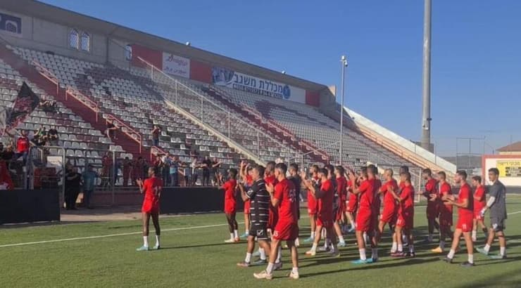 שחקני בני סכנין מודים לאוהדים באימון הפתיחה (בני סכנין) שחקני בני סכנין מודים לאוהדים באימון הפתיחה