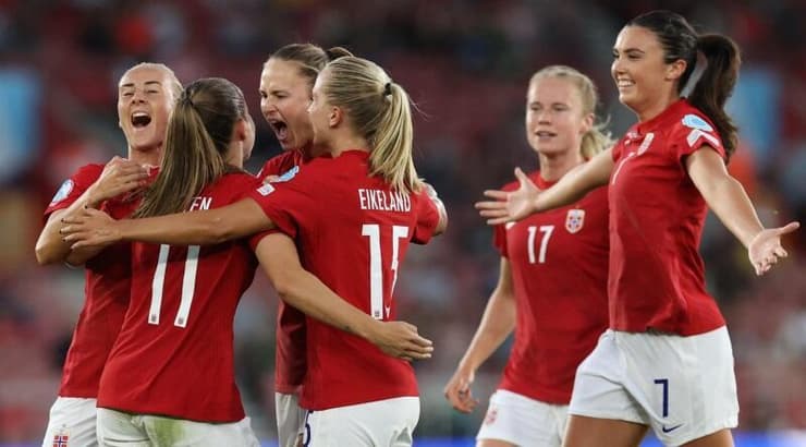 שחקניות נבחרת נורבגיה חוגגות