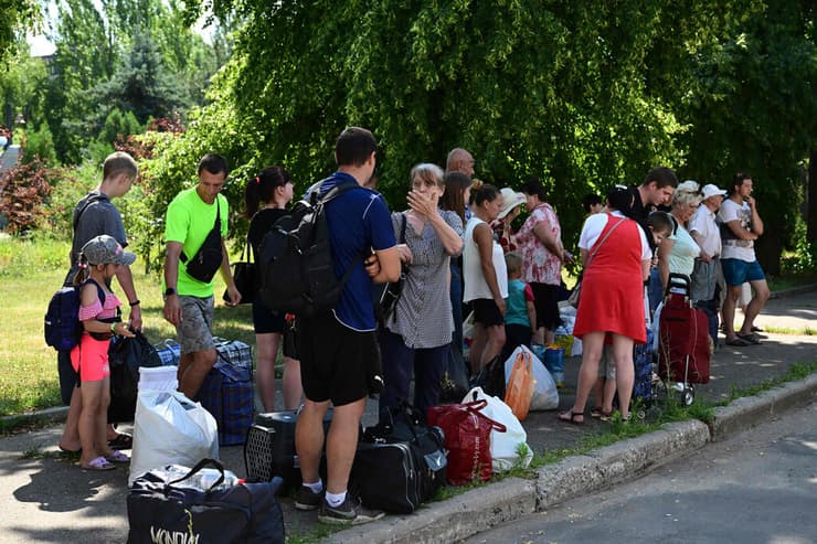 צילום: AFP אנשים עוזבים את סלוביאנסק