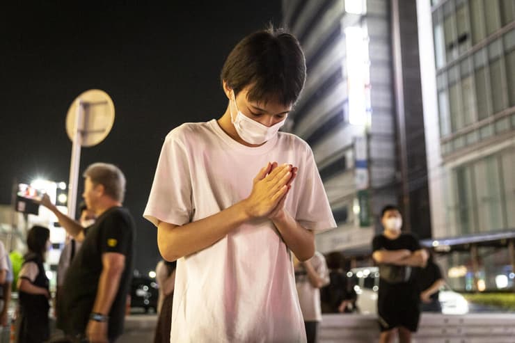 תושבים מתפללים ליד המקום בו נרצח שינזו אבה, ראש ממשלת יפן לשעבר
