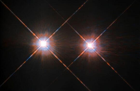 הכוכבים אלפא קטנאורי A (משמאל) ו-B בצילום של טלסקופ החלל "האבל" 