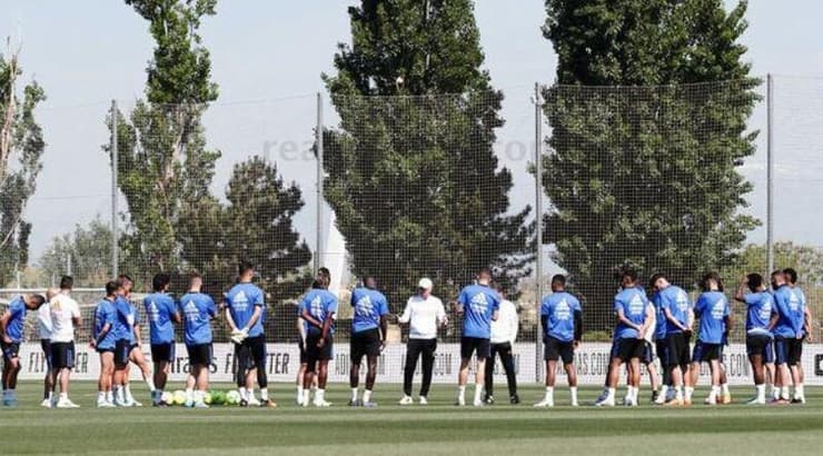 אנצ'לוטי ושחקני ריאל מדריד (האתר הרשמי של ריאל מדריד) אנצ'לוטי ושחקני ריאל מדריד