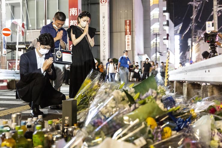 תושבים מתפללים ליד המקום בו נרצח שינזו אבה, ראש ממשלת יפן לשעבר