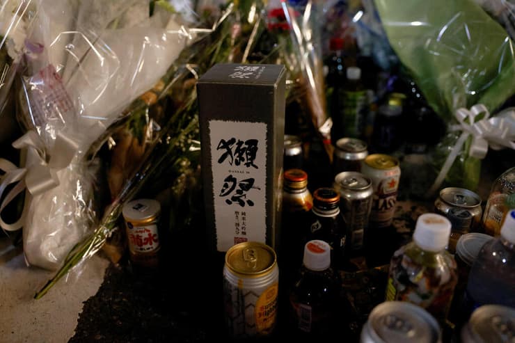מניחים פרחים לזכר ראש ממשלת יפן לשעבר, שינזו אבה, שנרצח