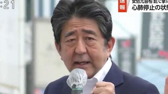 שינזו אבה ראש ממשלת יפן לשעבר נורה