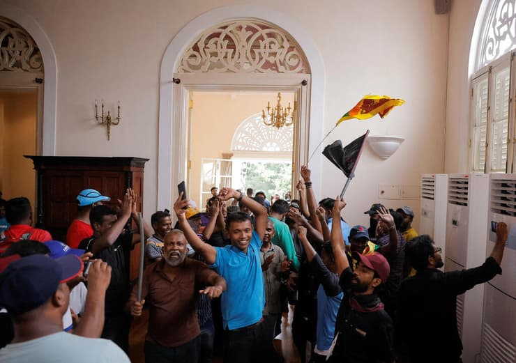 מפגינים בביתו  של נשיא סרי לנקה