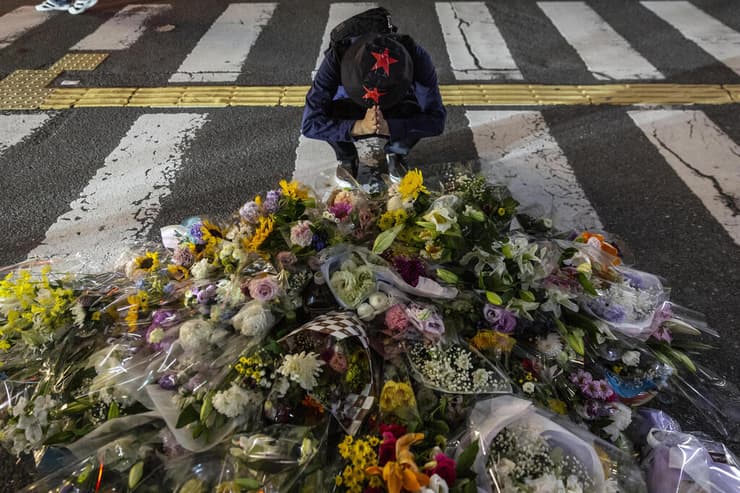 מניחים פרחים ונרות זיכרון בזירת הרצח