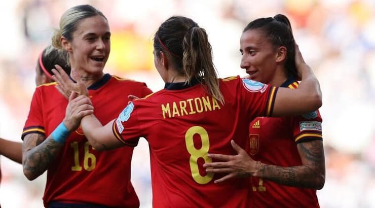 שחקניות ספרד חוגגות (רויטרס) שחקניות ספרד חוגגות