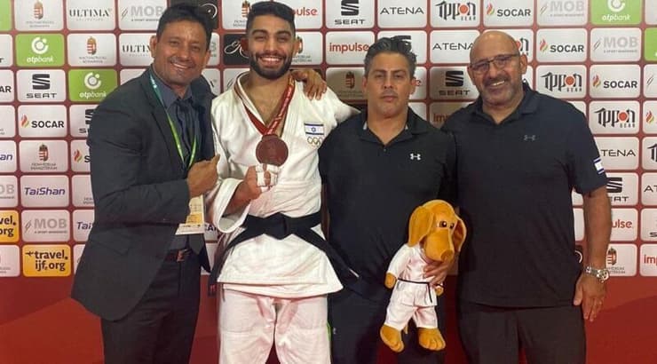 טוהר בוטבול וצוות האימון הישראלי ( צילום: איגוד הג'ודו הישראלי) טוהר בוטבול וצוות האימון הישראלי