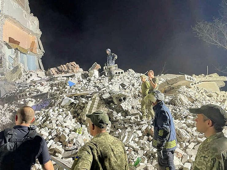 אוקראינה הפצצה רוסית ב צ'אסיב יאר בניין בן חמש קומות לפחות 6 הרוגים עשרות לכודים