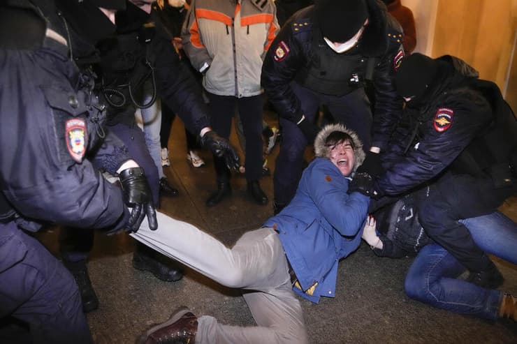 מעצר מפגינים ב סנט פטרבורג רוסיה פברואר 2022