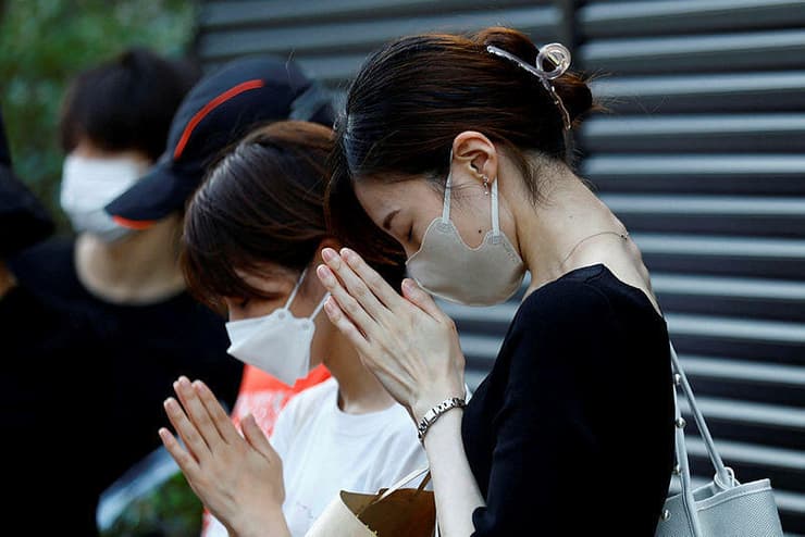 יפן בחירות אחרי רצח שינזו אבה מתפללים לזכרו ליד ביתו ב טוקיו