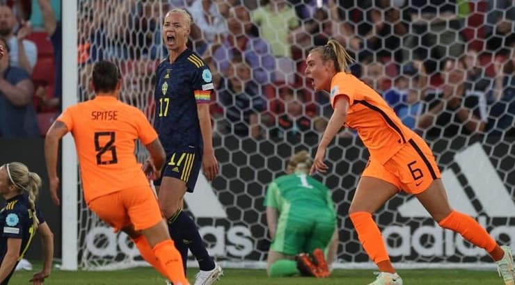 ג'יל ררוקד מנבחרת הולנד חוגגת (רויטרס) ג'יל ררוקד מנבחרת הולנד חוגגת