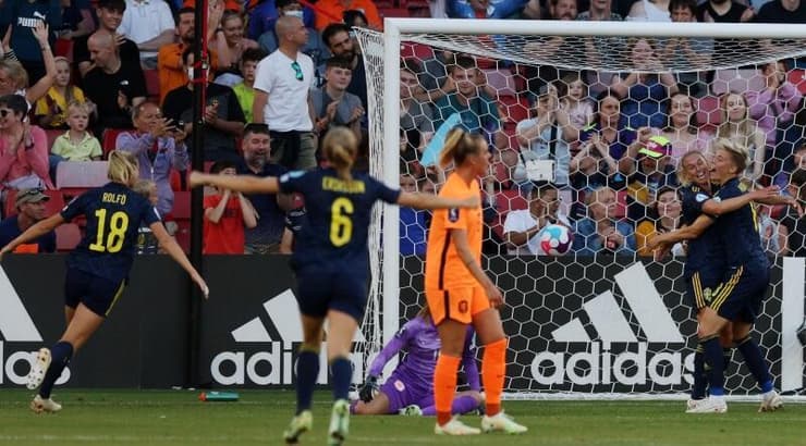 נבחרת שבדיה חוגגגת (רויטרס) נבחרת שבדיה חוגגגת