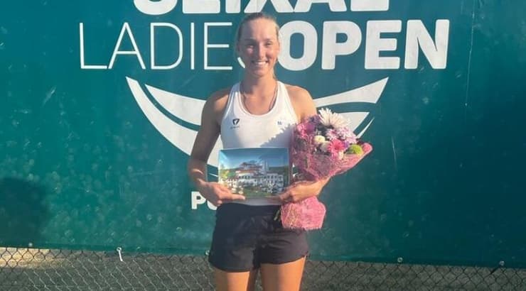 לינה גלושקו עם הפרחים אחרי ההפסד בגמר (פרטי) לינה גלושקו עם הפרחים אחרי ההפסד בגמר