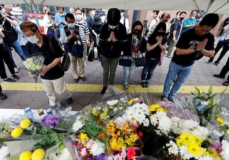 יפן פרחים לזכר שינזו אבה ב זירת הרצח ב נארה