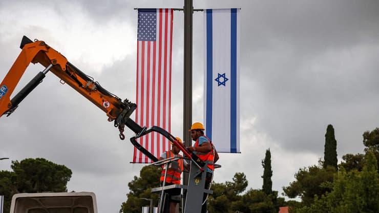 תולים דגלי ארה"ב בירושלים לקראת ביקור ביידן