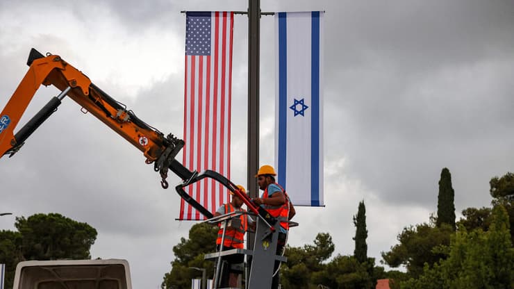 תולים דגלי ארה"ב בירושלים לקראת ביקור ביידן