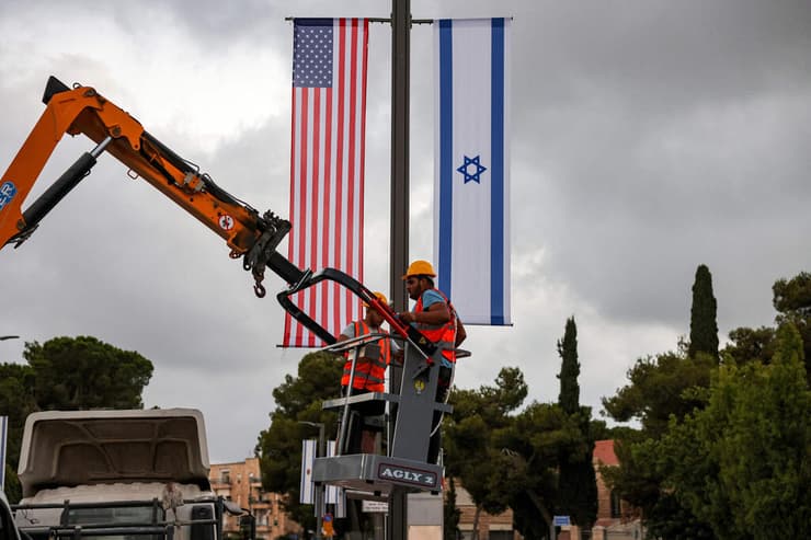 תולים דגלי ארה"ב בירושלים לקראת ביקור ביידן