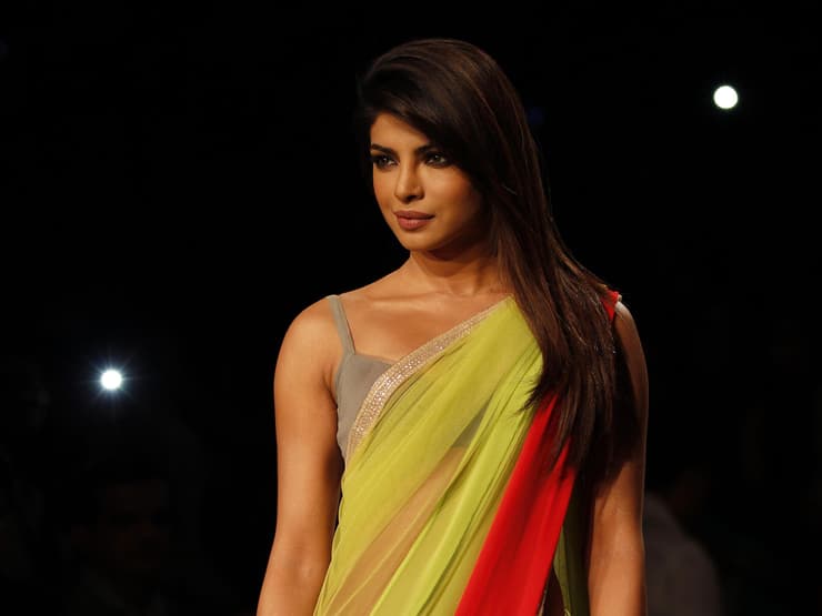פריאנקה צ'ופרה מדגמנת בשבוע האופנה בהודו, 2014