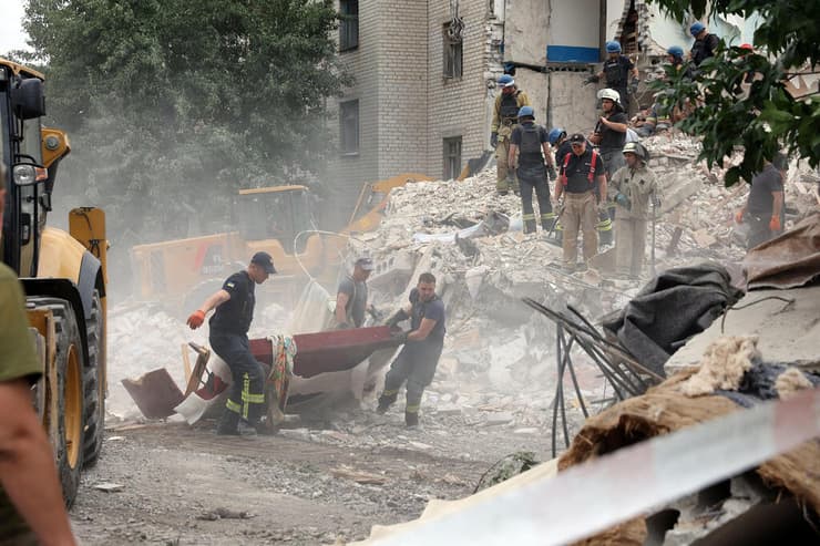 אוקראינה פינוי 19 הרוגים בניין ש נהרס ב תקיפה של רוסיה ב צ'אסיב יאר מחוז דונייצק