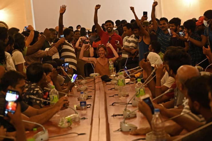 בעיר קולומבו סרי לנקה מפגינים חוגגים במעון ה נשיא המתפטר גוטבאיה רג'פקסה 