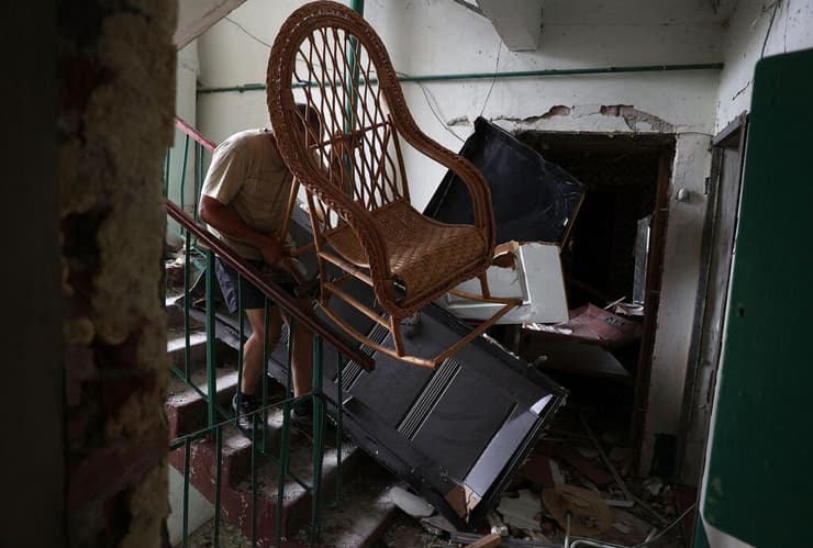 אוקראינה 19 הרוגים בניין ש נהרס ב תקיפה של רוסיה ב צ'אסיב יאר מחוז דונייצק מפנים חפצים