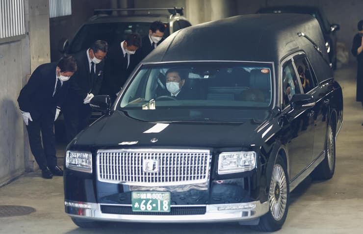 יפן ארונו של שינזו אבה בדרך לטקס אשכבה ברכב גם אשתו אקייה