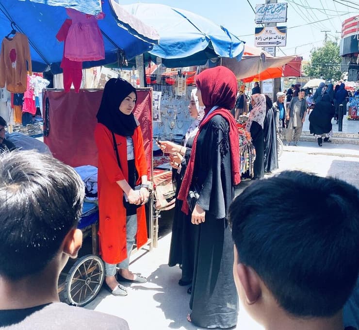 סופיה פורמולי והאדיה הליה בשוק באפגניסטן