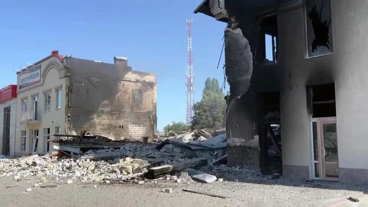 תיעוד פיצוץ בעקבות מתקפה של אוקראינה נגד יעד כלשהו בעיירה הכבושה נובה קחובקה בדרום המדינה באזור חרסון שנשלט על ידי רוסיה מלחמה
