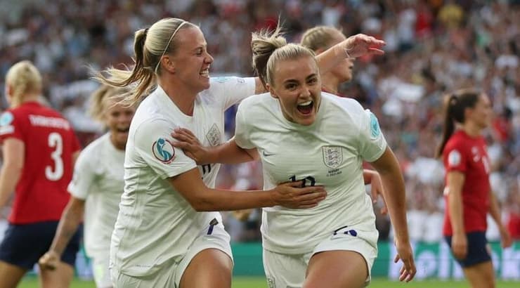 ג'ורג'יה סטנוויי ובת' מיד חוגגות (רויטרס) ג'ורג'יה סטנוויי ובת' מיד חוגגות