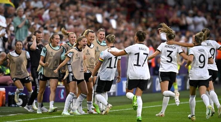 שחקניות נבחרת גרמניה חוגגות (רויטרס) שחקניות נבחרת גרמניה חוגגות