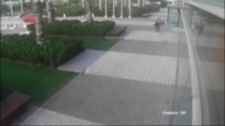 תיעוד: גבר בן 56 מנפץ את חלונות משרדי חברת צים בחיפה