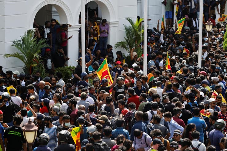 סרי לנקה מפגינים פרצו ללשכת ראש הממשלה בעיר קולומבו