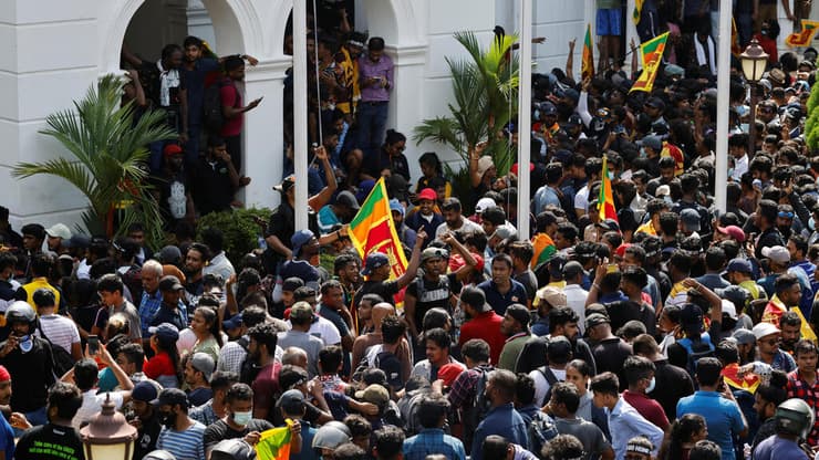סרי לנקה מפגינים פרצו ללשכת ראש הממשלה בעיר קולומבו